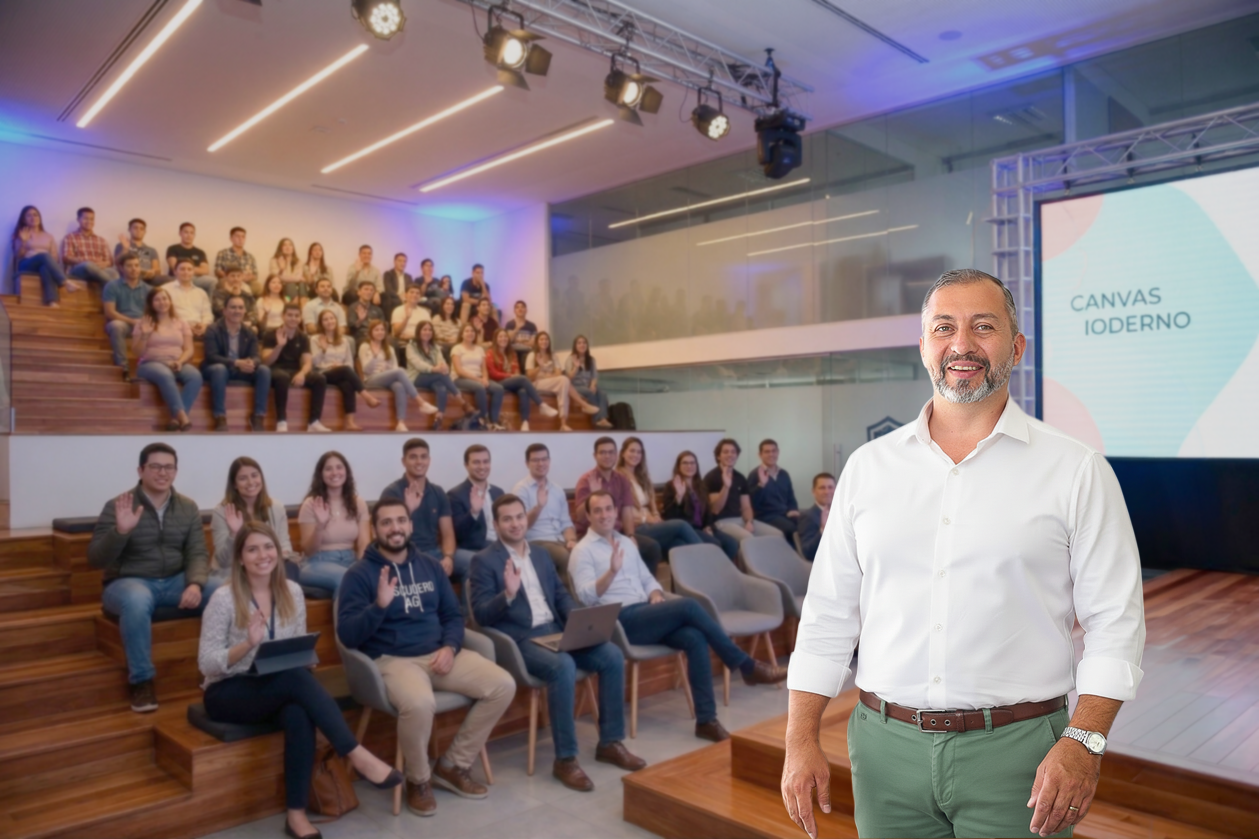 Guillermo Barchiesi dando una conferencia de negocios frente a audiencia