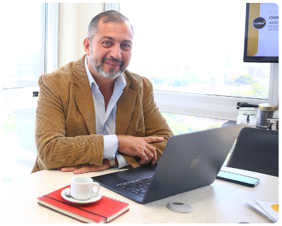 Experiencia en mentoría de negocios Guillermo Barchiesi mentor en negocios trabajando con laptop en oficina
